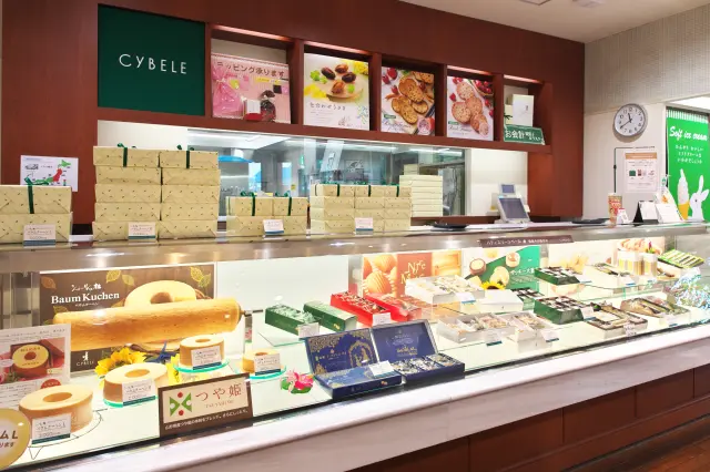 洋菓子販売ショップでは、シベール自慢の商品がずらりと並ぶ