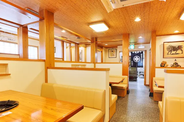 木のぬくもりを感じる落ち着いた店内