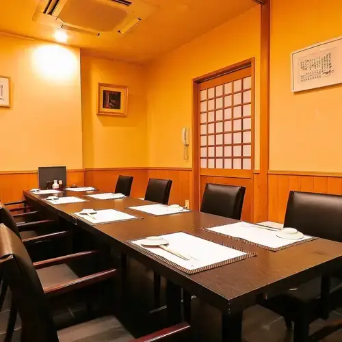 大小の個室や掘りごたつ席も用意