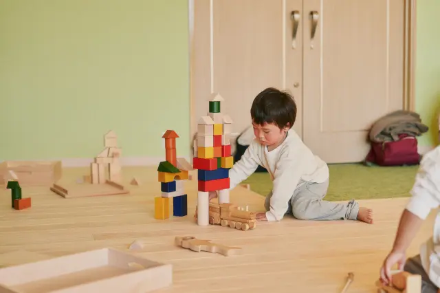 木の温もりあふれるキッズルームも