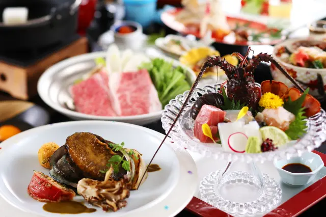 伊勢海老や鮑、松阪牛を取り入れた会席料理も用意