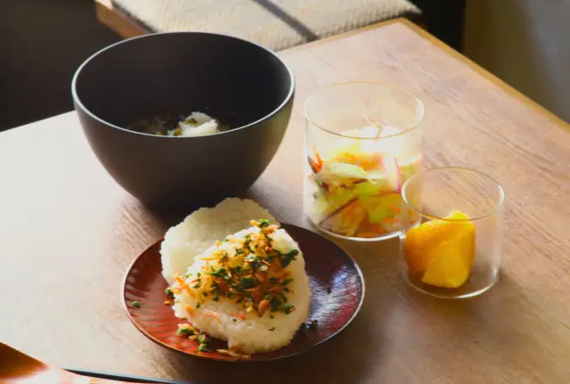 おむすびの朝食で日本らしい1日をスタート