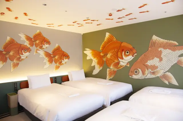 色彩豊かな金魚が描かれた「東京金魚スイートルーム」