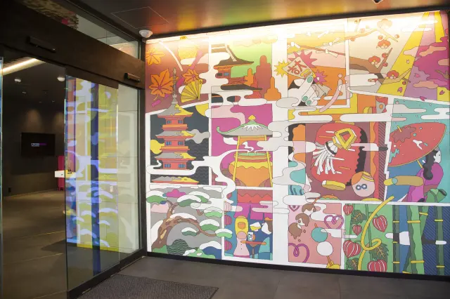 描绘浅草四季与祭典的入口墙面艺术