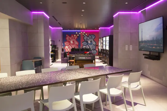 能与住宿宾客交流的Lounge「Hang Out @CROSS Suites」