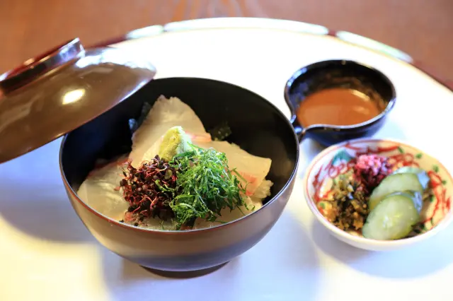 お茶を注いで仕上げる名物の「鯛茶漬け」