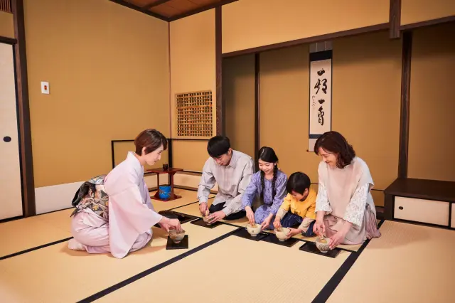 茶室では自らお茶を点てる茶の湯体験もできる