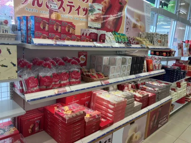 青森県産の土産品が並ぶ売場