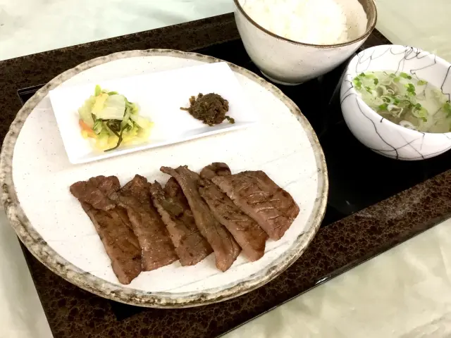 宮城名物の牛たんを香ばしく網焼きで仕上げた「網焼き牛たん定食」