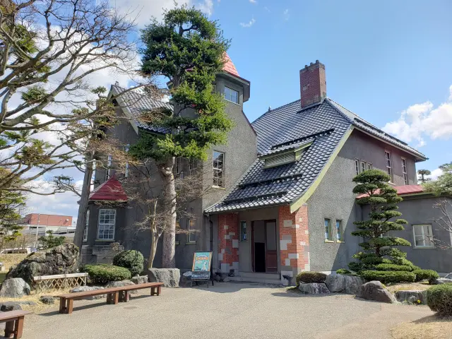 高台に立つ洋館