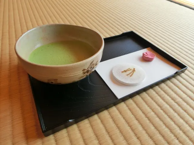 凌雲亭で抹茶を提供