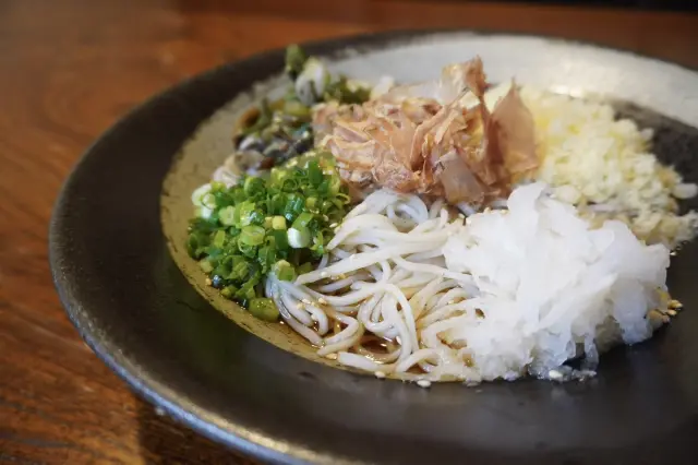 「高遠そば」や「とろろそば」など、多彩な蕎麦メニューを用意