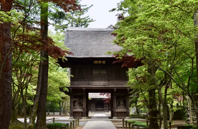 平林寺のシンボルで、県指定有形文化財の山門