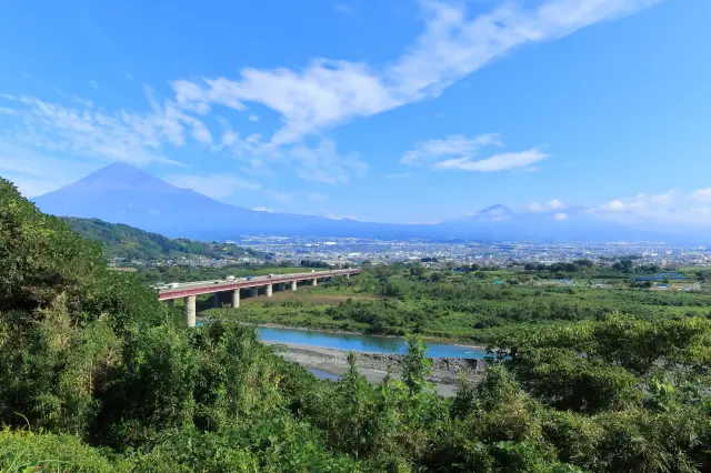 富士川SA（下り）から望む富士山と駿河湾