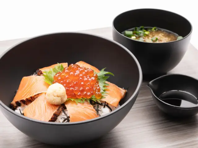 北海道・知床のホテルが監修する「知床鮭いくら丼」
(提供:NEXCO中日本)