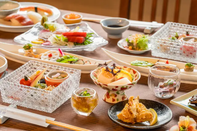 夕食は名物の「懐石ブッフェ」