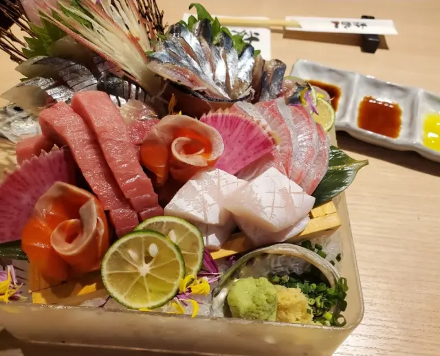 板前バル名物「箱盛り刺身盛り合わせ」