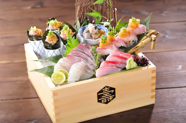 漁港直送の鮮魚を味わえる「コトブキ海鮮盛り」