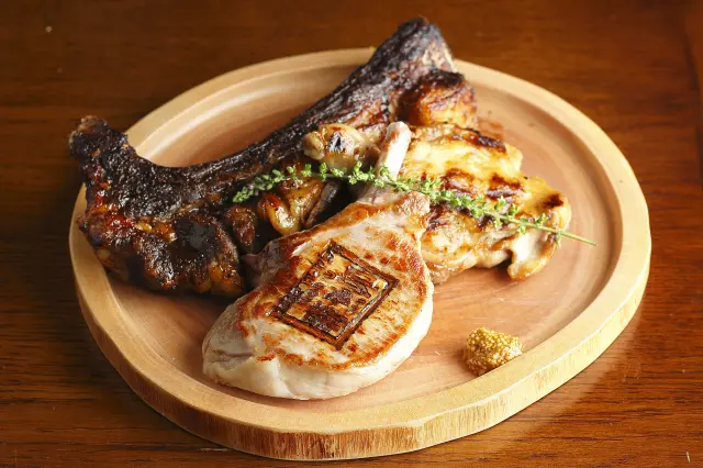 特注グリルで香ばしく焼き上げる肉料理