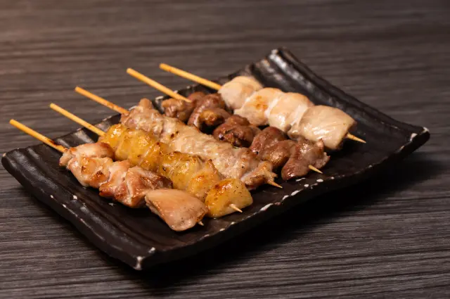 厳選した国産鶏を丁寧に焼き上げる「焼きとり」
