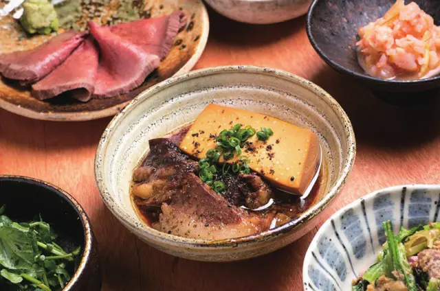 名物「肉豆腐」をはじめ、旬の料理が揃う