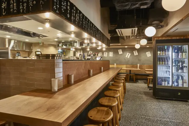 調理風景を楽しめるオープンキッチンの店内