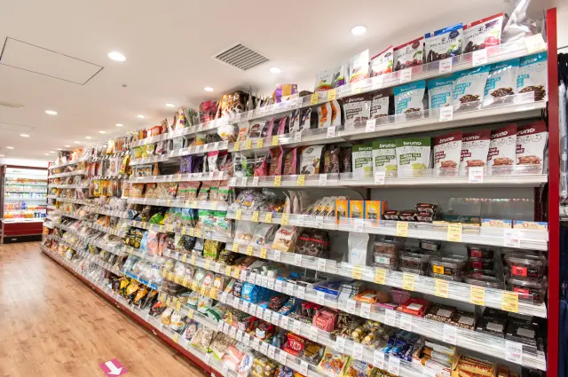 国内外の食品を豊富に取り揃える店内