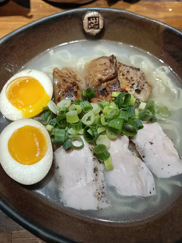 2種類の鶏肉が味わえる「特選鶏そば」