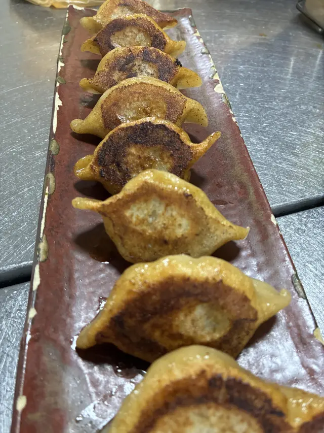 皮から作る手造り焼き餃子も人気