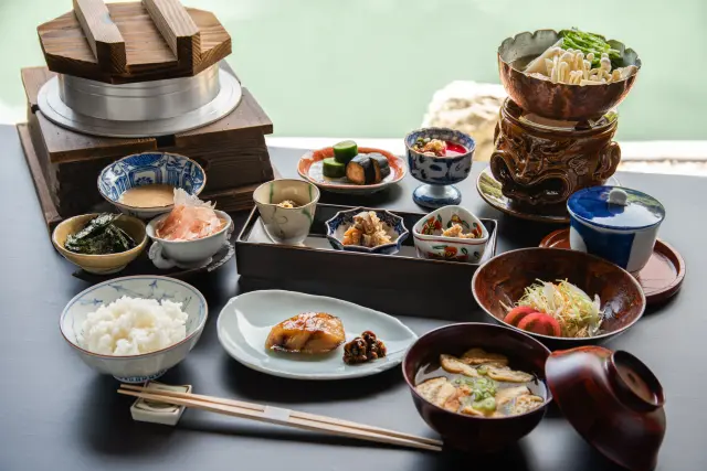 地魚を使った料理などが並ぶ朝食
