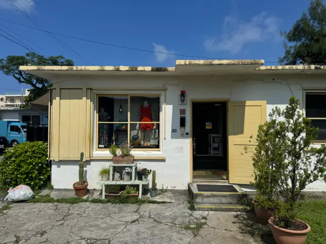 まるでアメリカの街角の店のような外観