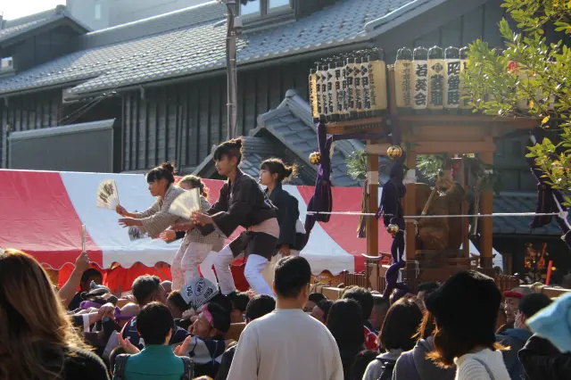 祭りの風情を盛り上げる「おみこし」が巡行