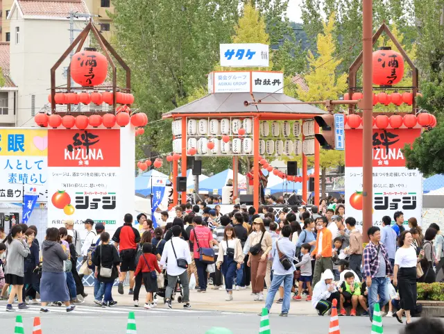 ステージイベントやグルメを楽しめるメイン会場
(写真提供:(公社)東広島市観光協会)