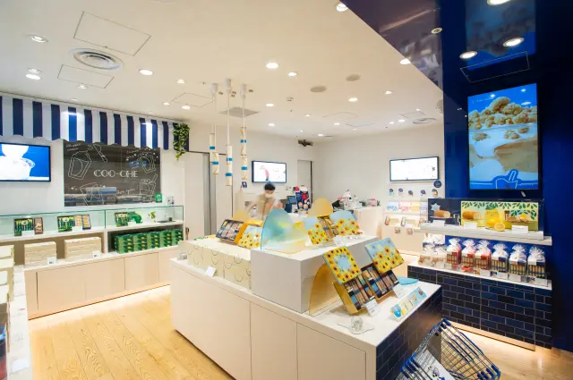 白とヨックモックを象徴する青が印象的な明るい店内