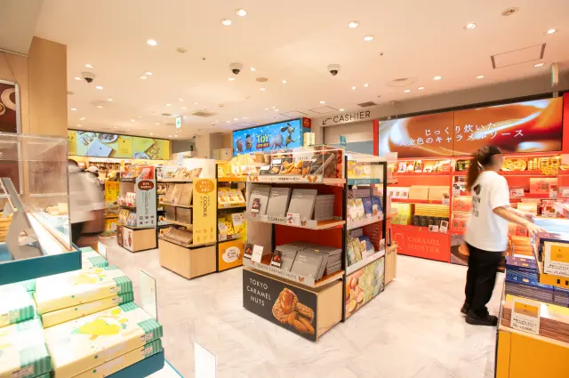 多彩な東京土産が並ぶ店内