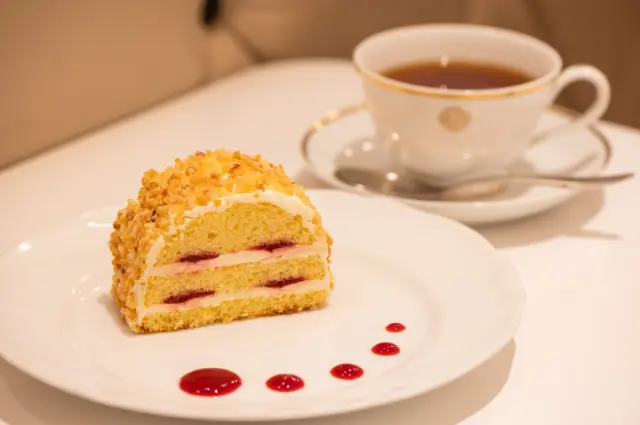 カフェではケーキとドリンクも楽しめる