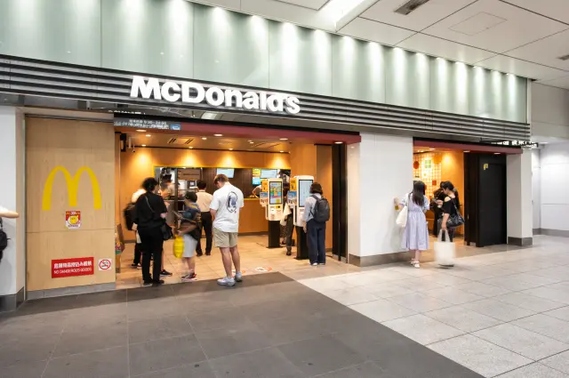 注文カウンターを備えた店舗入口