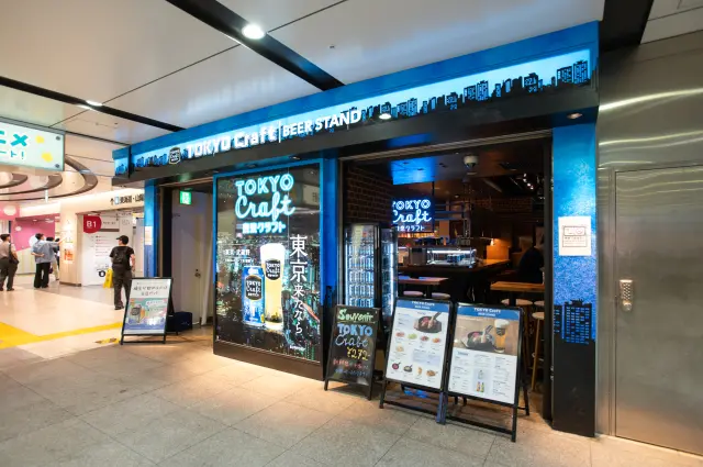 青いネオンが目印の「TOKYO Craft BEER STAND」