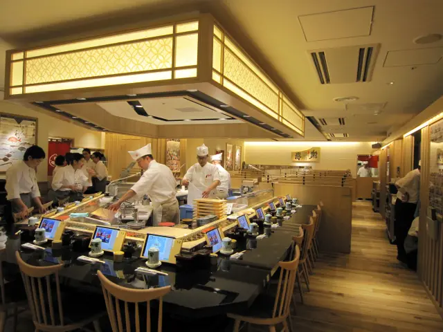 職人の手仕事を間近に見られる店内