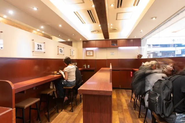 カウンターを中心に席を備えた店内
