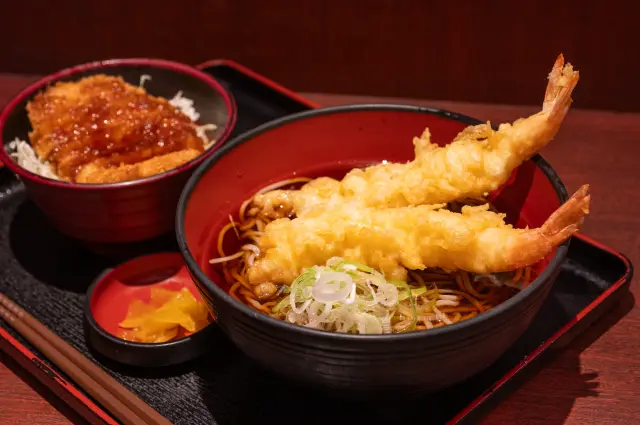 天ぷらそばと丼を好みで組み合わせて味わえる