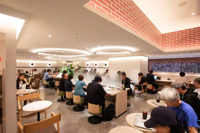 ソファ席も設けられた明るい店内