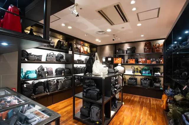 国内外のブランドバッグが並ぶ店内