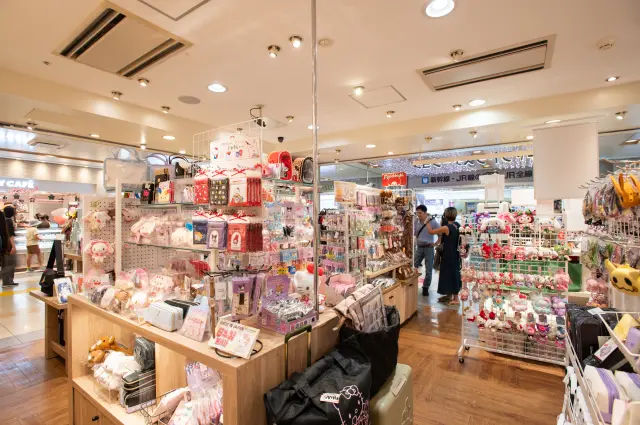 バッグやトラベルグッズも揃う店内