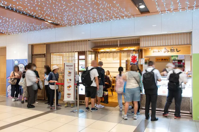 和の趣を感じる「東京駅一番街店」の外観
