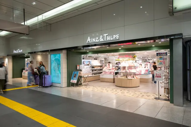 八重洲中央口近くの「アインズ&トルペ 東京駅店」