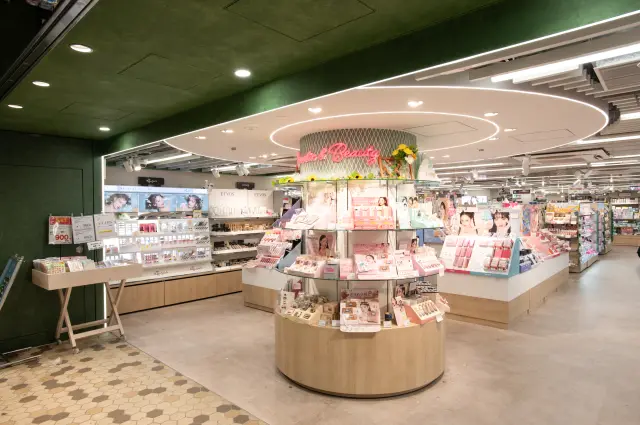 ブランドやカテゴリー別に商品を展開
