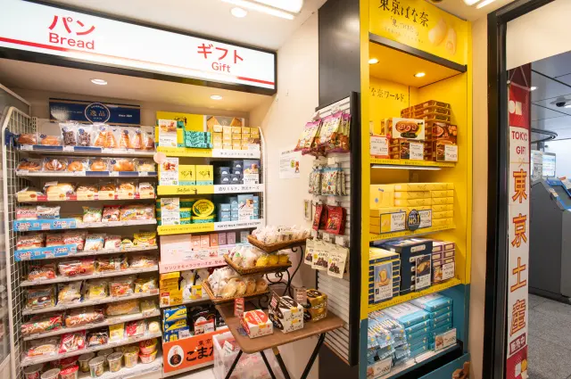 土産や菓子など幅広い商品が並ぶ店内