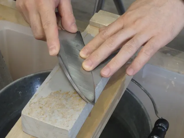 包丁研ぎや砥石づくりなどの体験メニューを用意