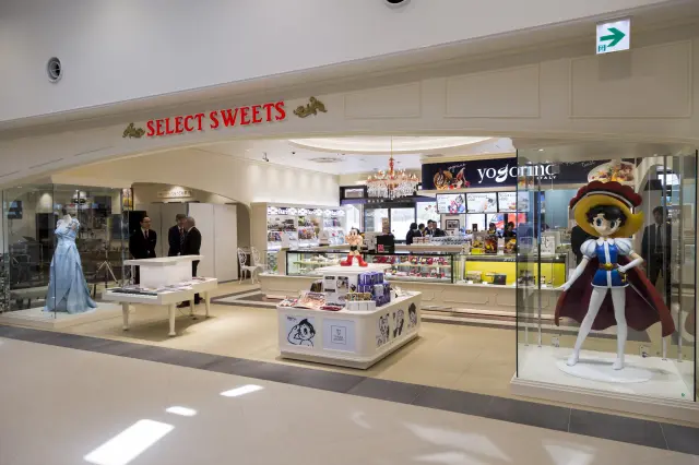 宝塚をイメージした限定商品や名菓など、多彩な土産がそろうショッピングコーナー